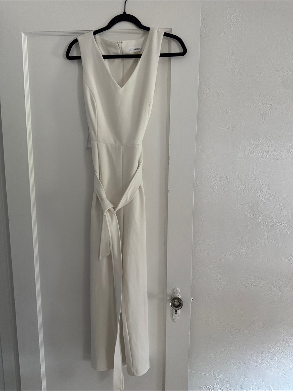 Sleeveless White V-Neck Belted jumpsuit